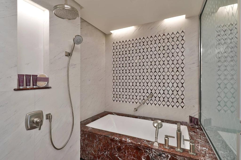 Koupelna v ubytování Al Bustan Palace, a Ritz-Carlton Hotel