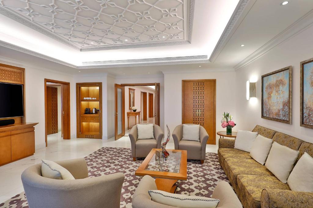 TV a/nebo společenská místnost v ubytování Al Bustan Palace, a Ritz-Carlton Hotel