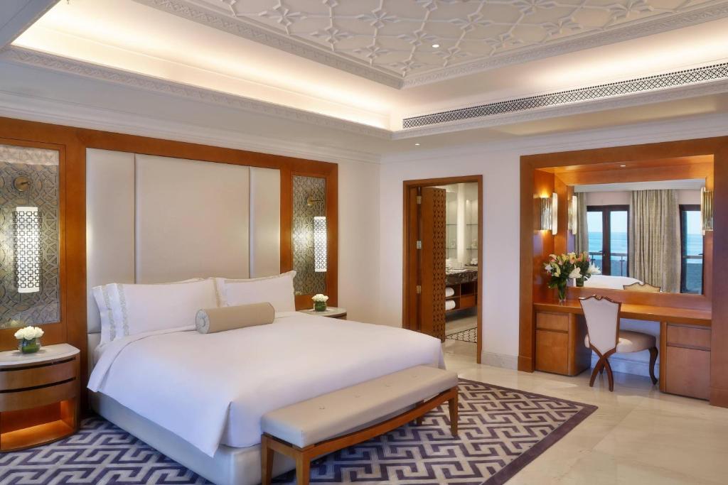 Postel nebo postele na pokoji v ubytování Al Bustan Palace, a Ritz-Carlton Hotel