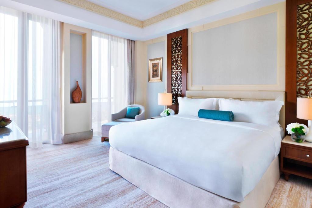 Postel nebo postele na pokoji v ubytování Al Bustan Palace, a Ritz-Carlton Hotel