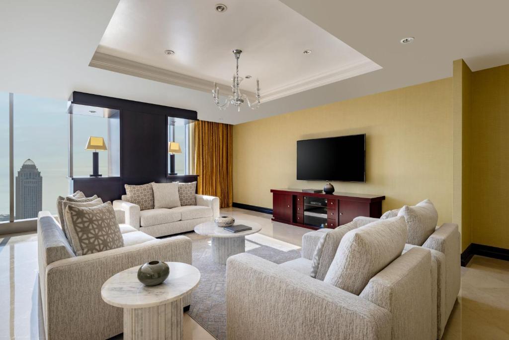 TV a/nebo společenská místnost v ubytování Marriott Marquis City Center Doha Hotel