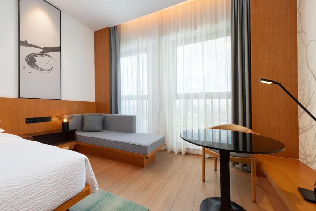 Postel nebo postele na pokoji v ubytování Fairfield by Marriott Zhuhai Xiangzhou