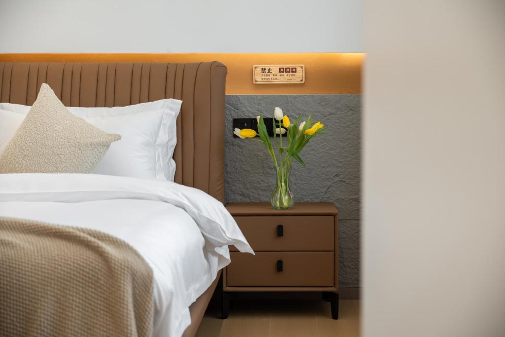 Postel nebo postele na pokoji v ubytování Dali Yufu B&B Hotel