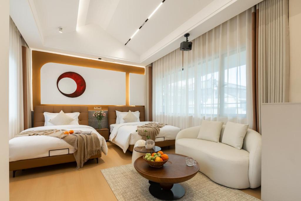 Postel nebo postele na pokoji v ubytování Dali Yufu B&B Hotel