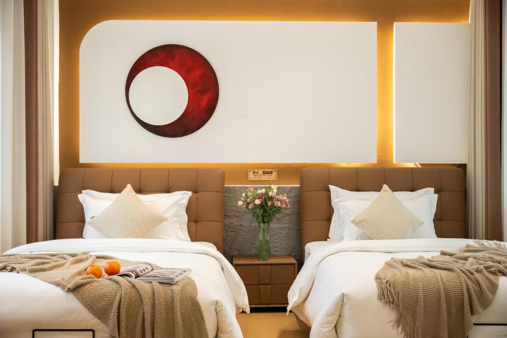 Postel nebo postele na pokoji v ubytování Dali Yufu B&B Hotel