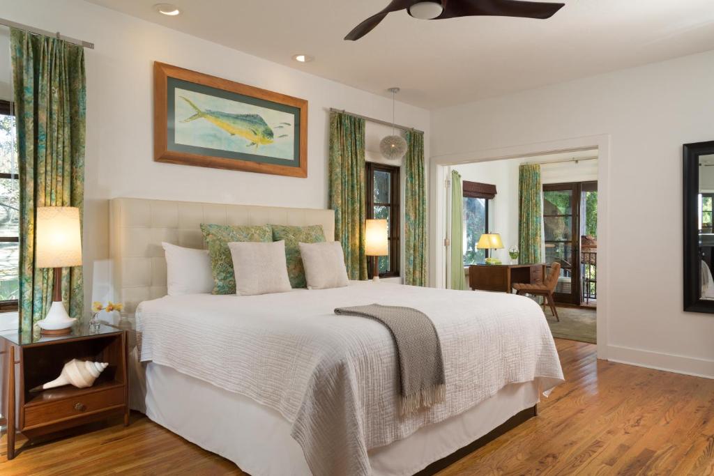 Black Dolphin Inn - Deluxe One-Bedroom Suite