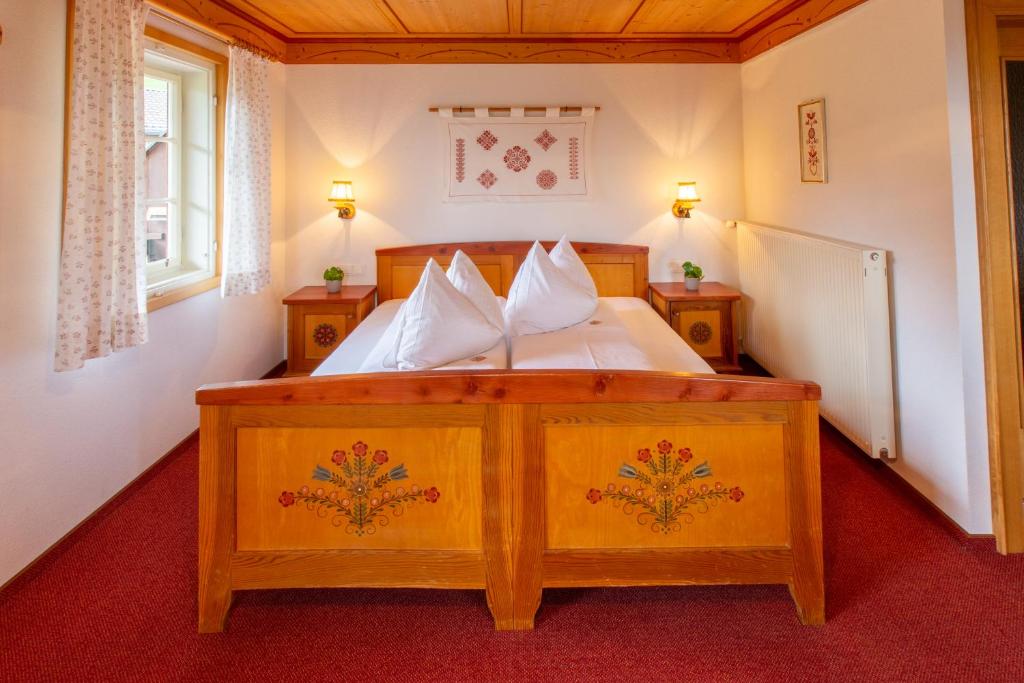 Postel nebo postele na pokoji v ubytování Berggasthof - Pension Lahnerhof