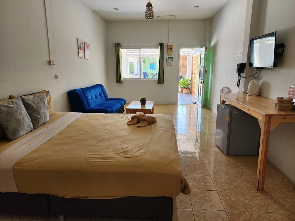 Postel nebo postele na pokoji v ubytování Tanatcha Seaview Kohlarn