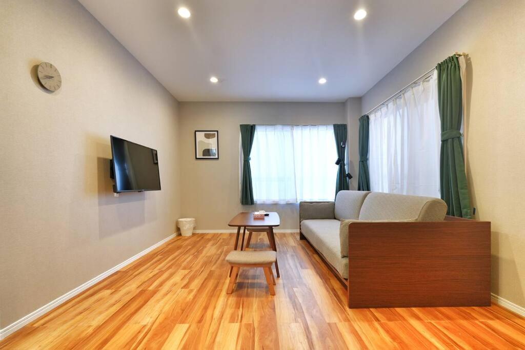 een woonkamer met een bank en een tafel bij ZJ201 Hanama201 The Skytree Residence A Newly Home by Tokyo Iconic Landmarks in Tokyo