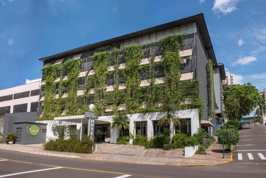 ein Gebäude mit nebenstehenden Pflanzen in der Unterkunft Novo Hamburgo Business Hotel in Novo Hamburgo