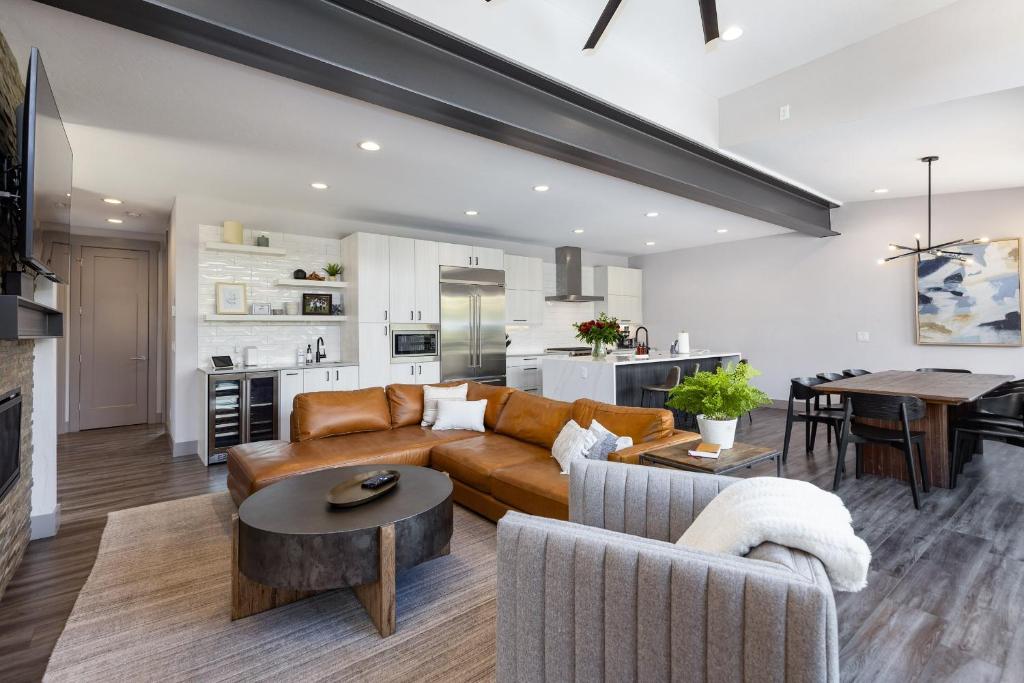 Dapur atau dapur kecil di Keystone Adventures Basecamp townhouse