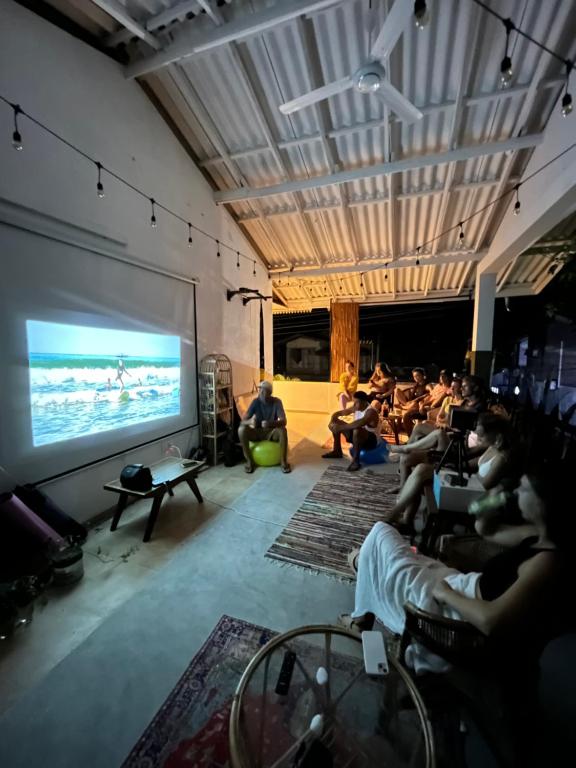 TV a/nebo společenská místnost v ubytování Kahaii Surf hotel