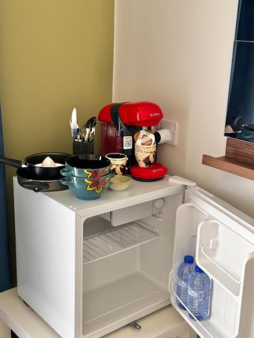 Kuchyň nebo kuchyňský kout v ubytování Smart Comfort RoomN8 with Balcony Private Bathroom in best Location Beach 250m