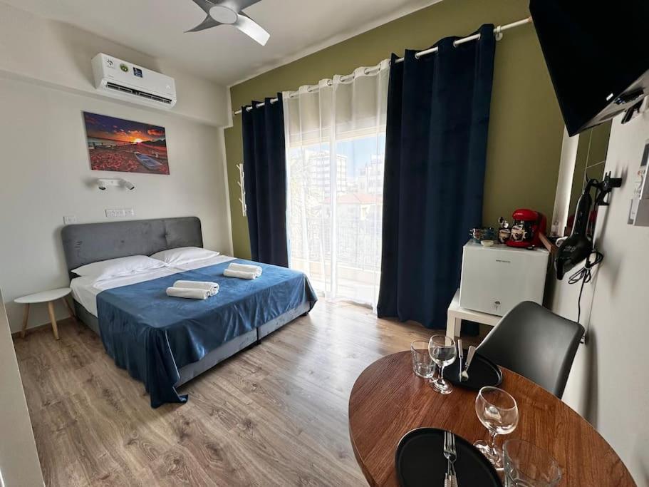 Postel nebo postele na pokoji v ubytování Smart Comfort RoomN8 with Balcony Private Bathroom in best Location Beach 250m