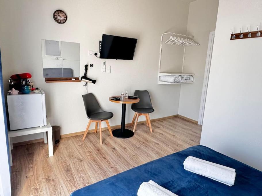 TV a/nebo společenská místnost v ubytování Smart Comfort RoomN8 with Balcony Private Bathroom in best Location Beach 250m