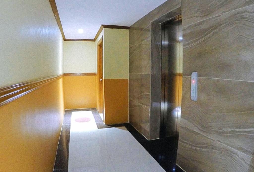 Postel nebo postele na pokoji v ubytování RedDoorz Plus @ Taj Hotel Tuguegarao