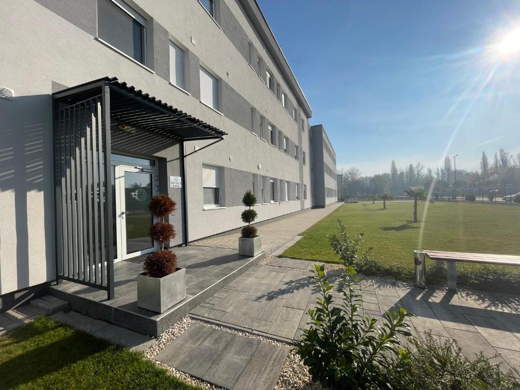 Budova, kde se aparthotel nachází