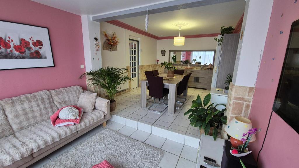un salon avec un canapé et une table dans l'établissement Maison RoseMary 2 Chambres à 10 minutes de Rouen, à Amfreville-la-Mi-Voie