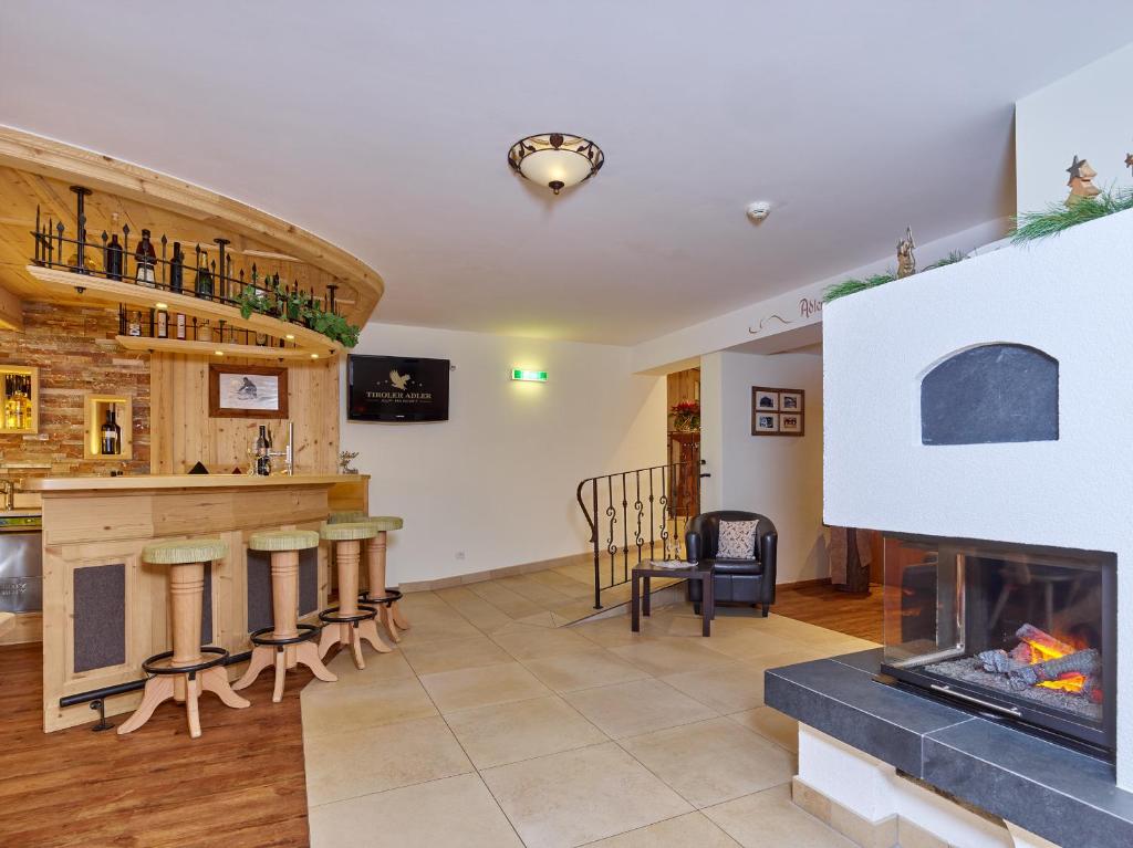 Televízia a/alebo spoločenská miestnosť v ubytovaní Alp Resort Tiroler Adler