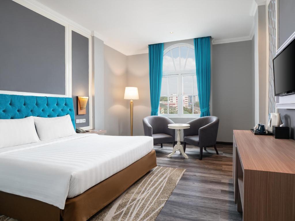 Postel nebo postele na pokoji v ubytování Luminor Hotel Palembang by WH Free Massage 10 Minutes