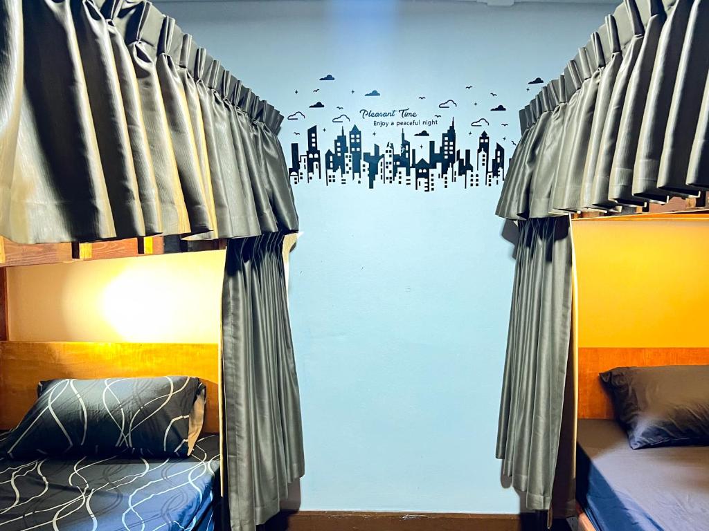 Postel nebo postele na pokoji v ubytování Sleep like a baby Hostel Pattaya