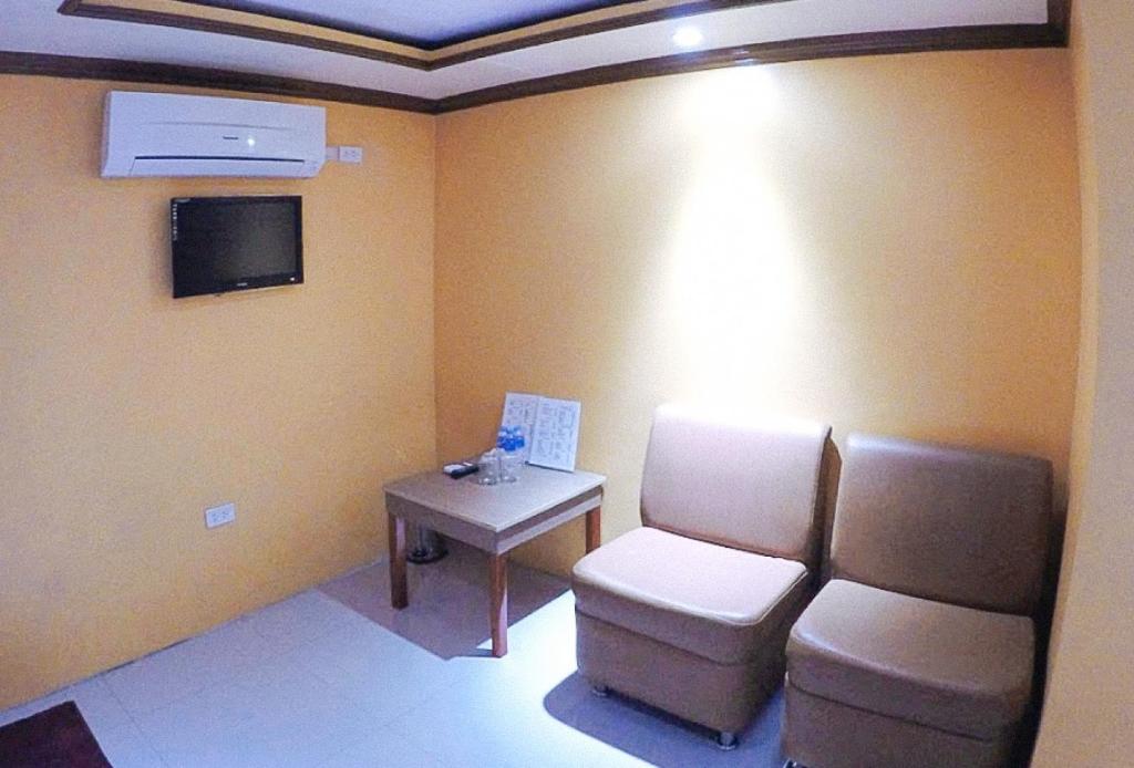 TV a/nebo společenská místnost v ubytování RedDoorz Plus @ Taj Hotel Tuguegarao