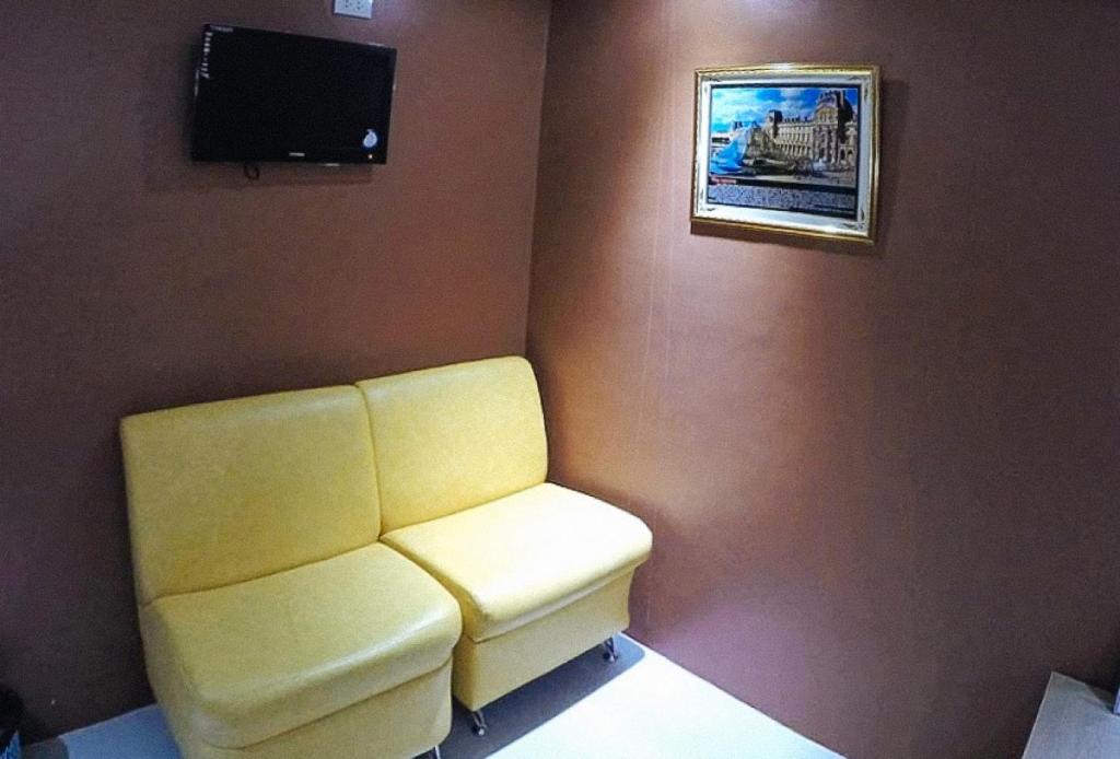 TV a/nebo společenská místnost v ubytování RedDoorz Plus @ Taj Hotel Tuguegarao