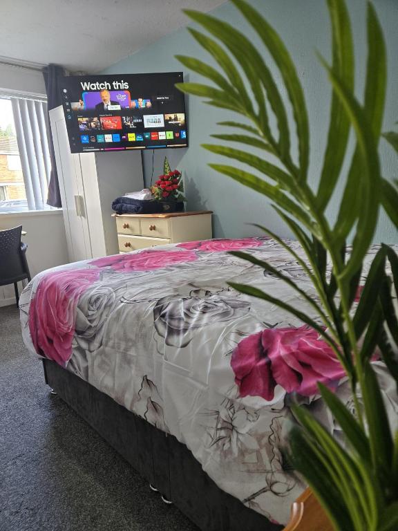Postel nebo postele na pokoji v ubytování A cosy room with a king-sized bed & Netflix TV