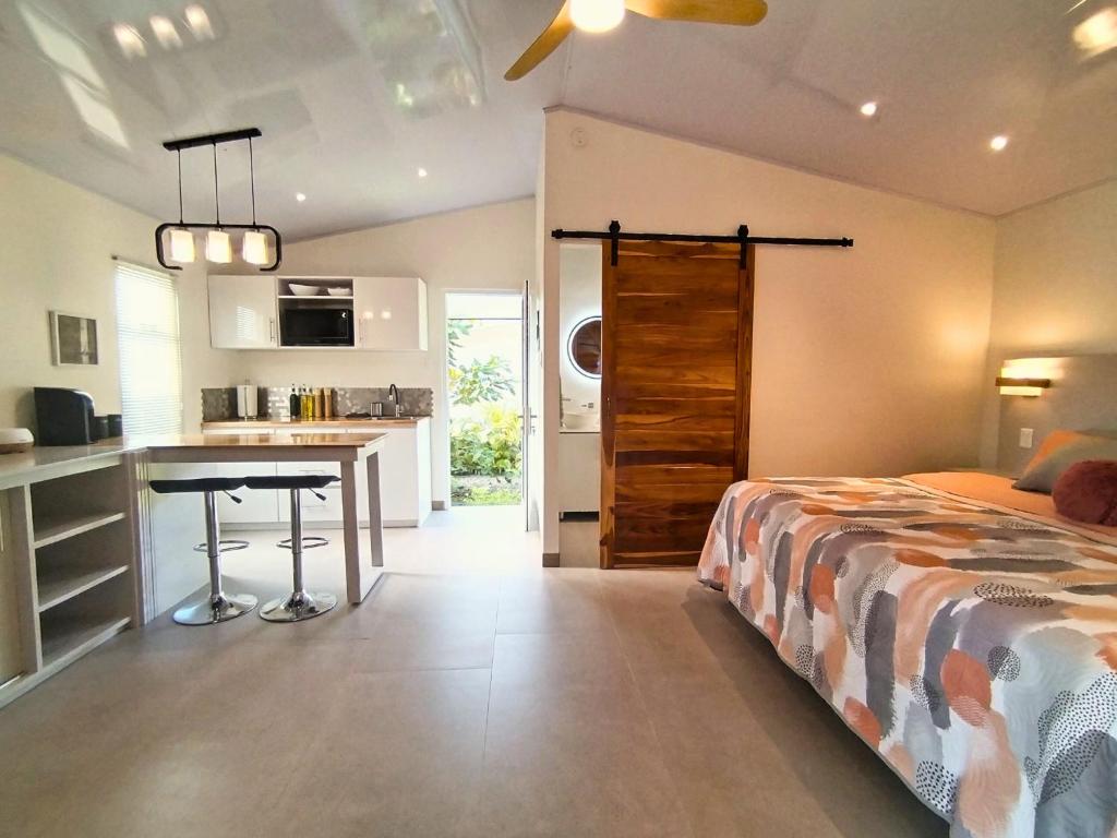 Postel nebo postele na pokoji v ubytování BlueStone Residence