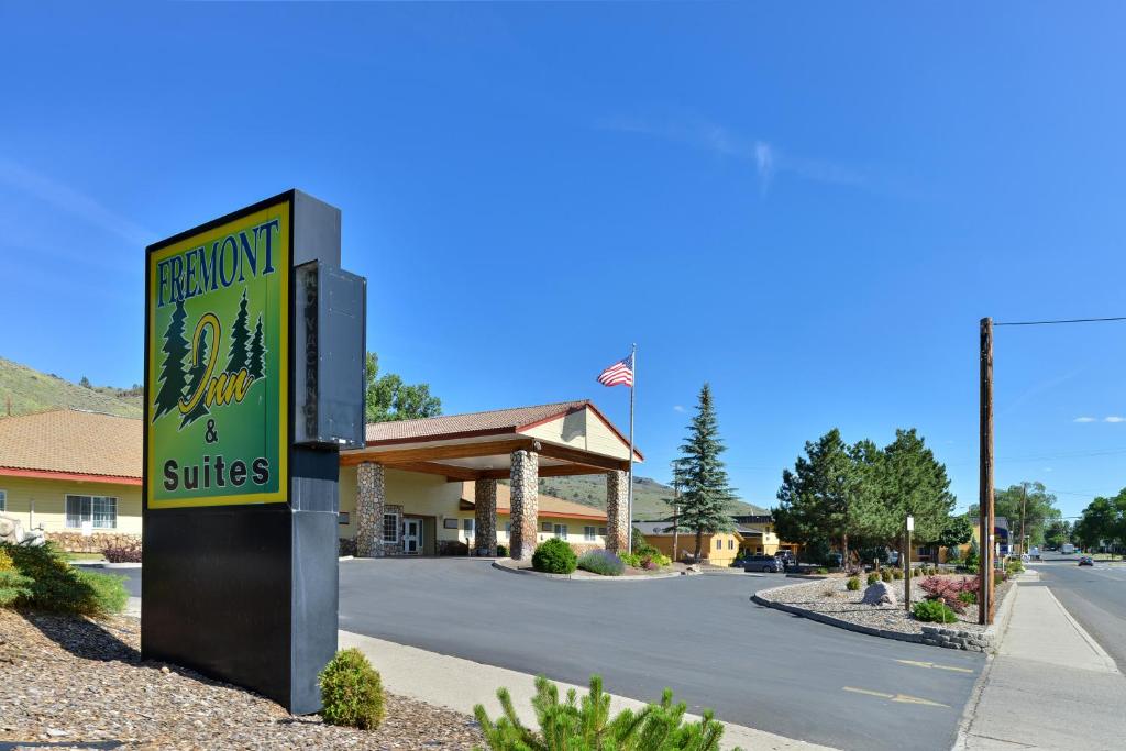 ein Schild für ein Hotel am Straßenrand in der Unterkunft Fremont Inn in Lakeview