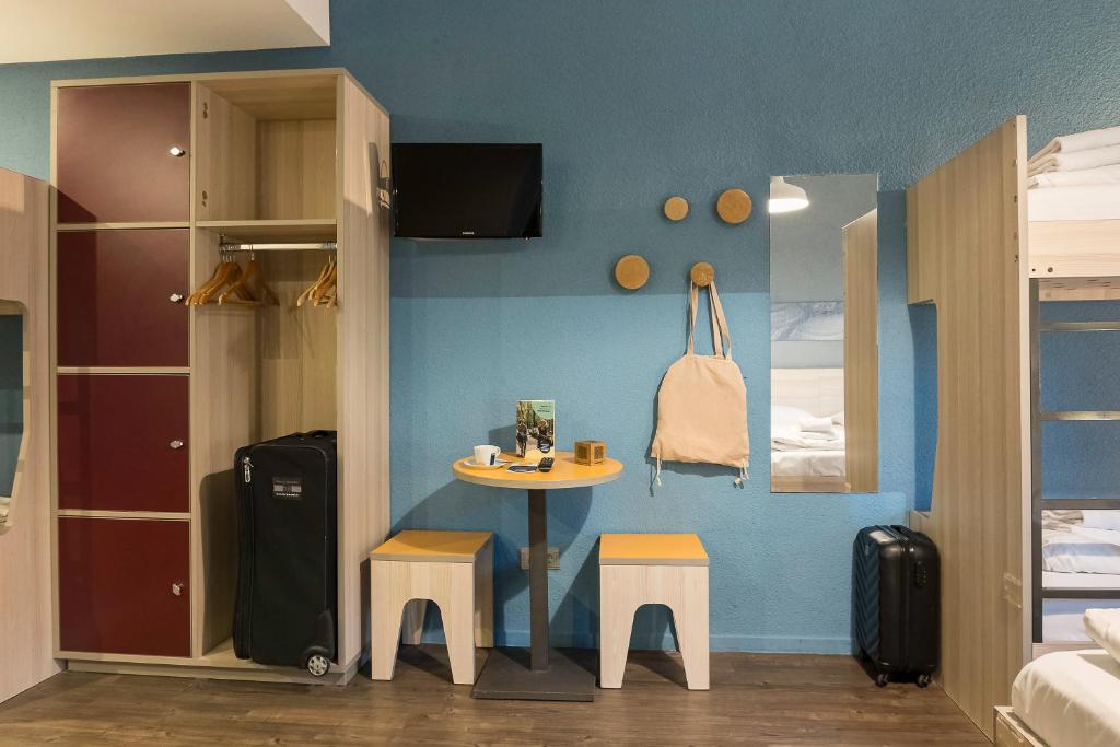a room with a small table and two stools at MEININGER Hotel Amsterdam City West in Amsterdam