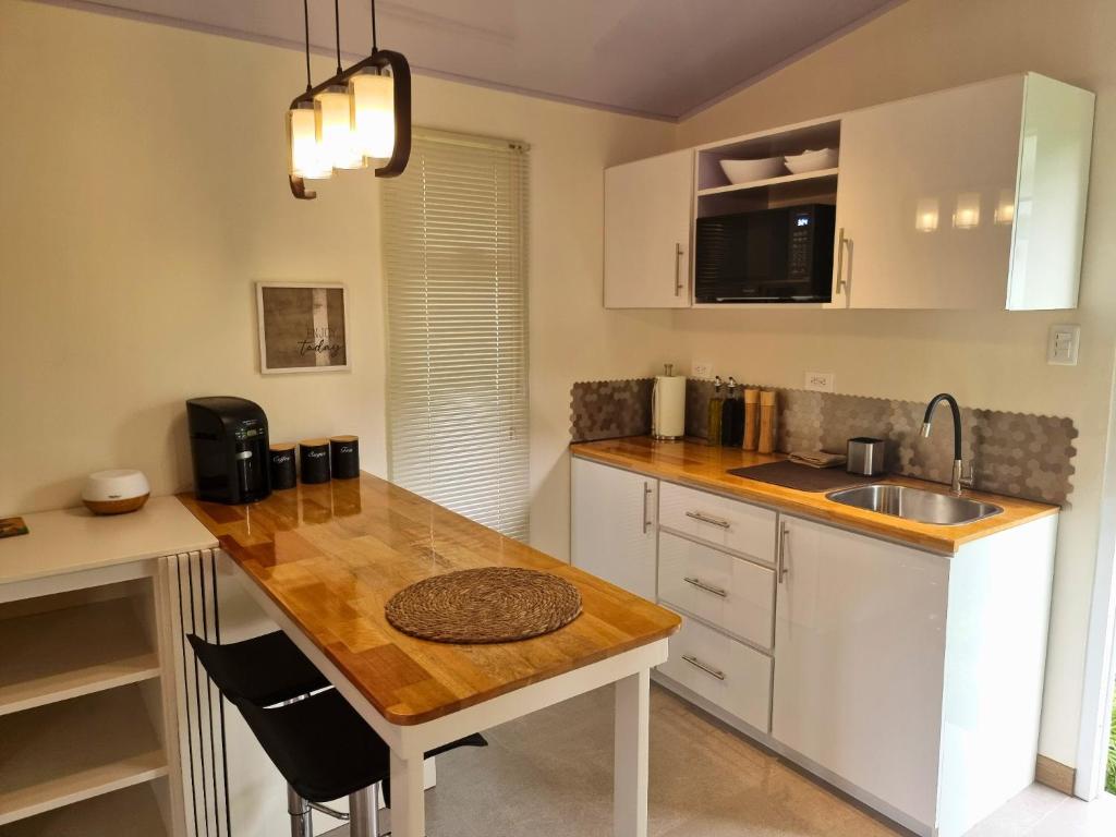 Kuchyň nebo kuchyňský kout v ubytování BlueStone Residence