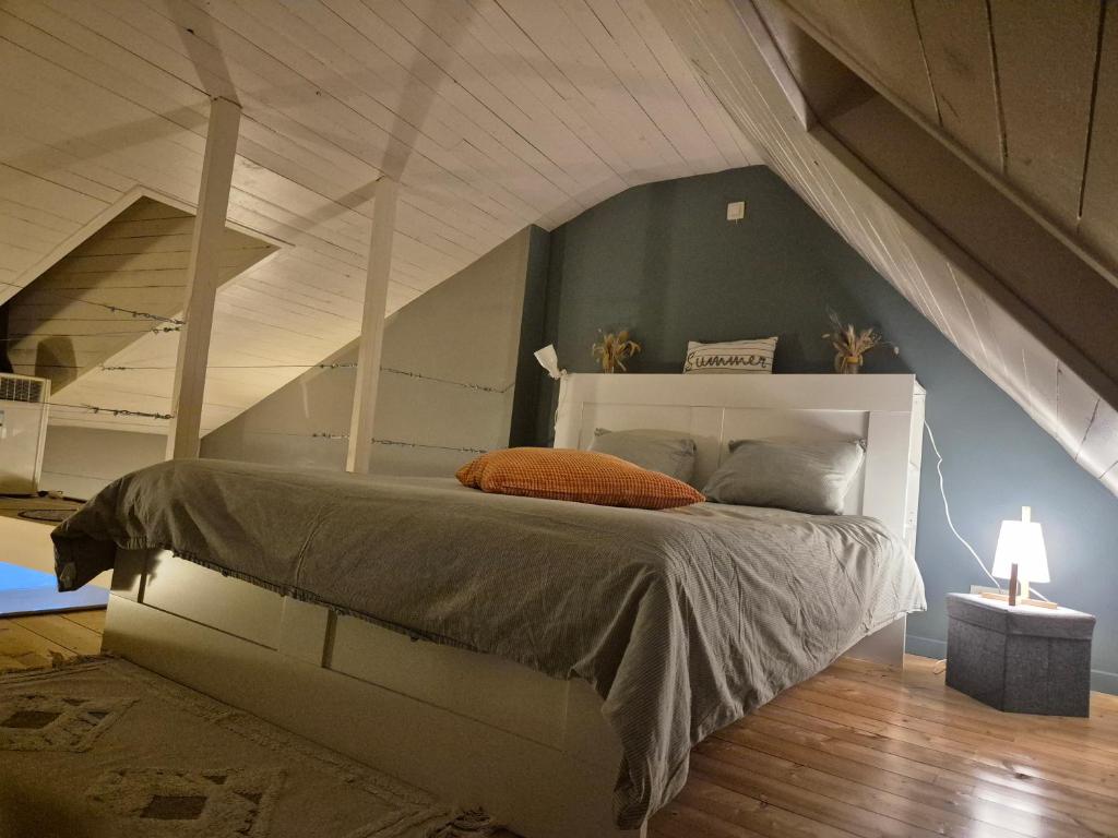 Postel nebo postele na pokoji v ubytování Studio AU CENTRE de Chimay, arrivee autonome