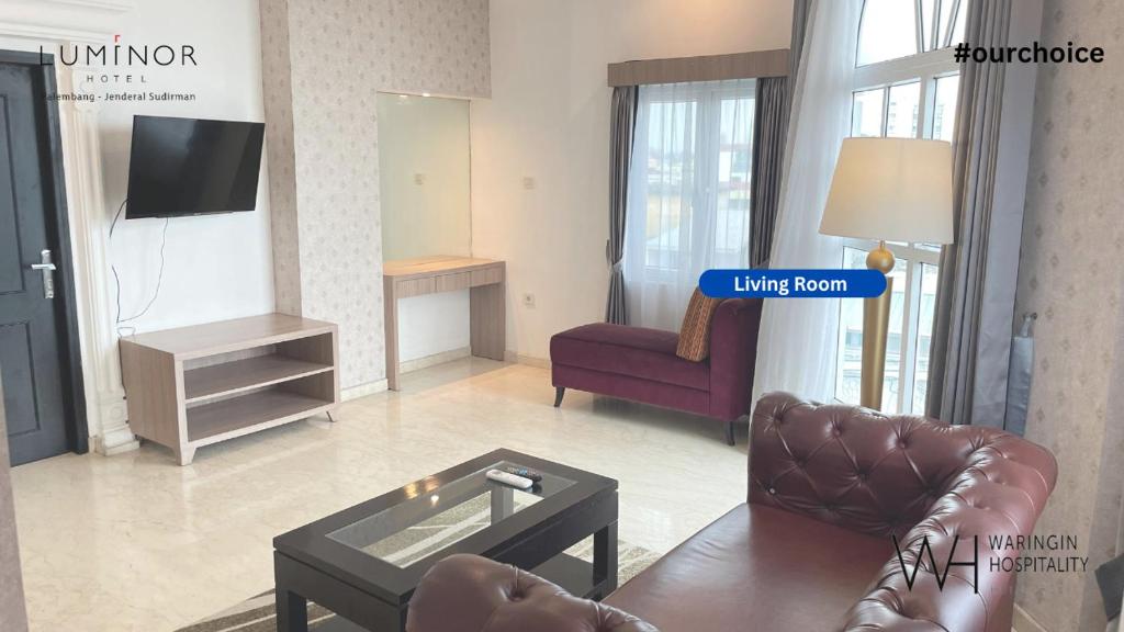 TV a/nebo společenská místnost v ubytování Luminor Hotel Palembang by WH Free Massage 10 Minutes