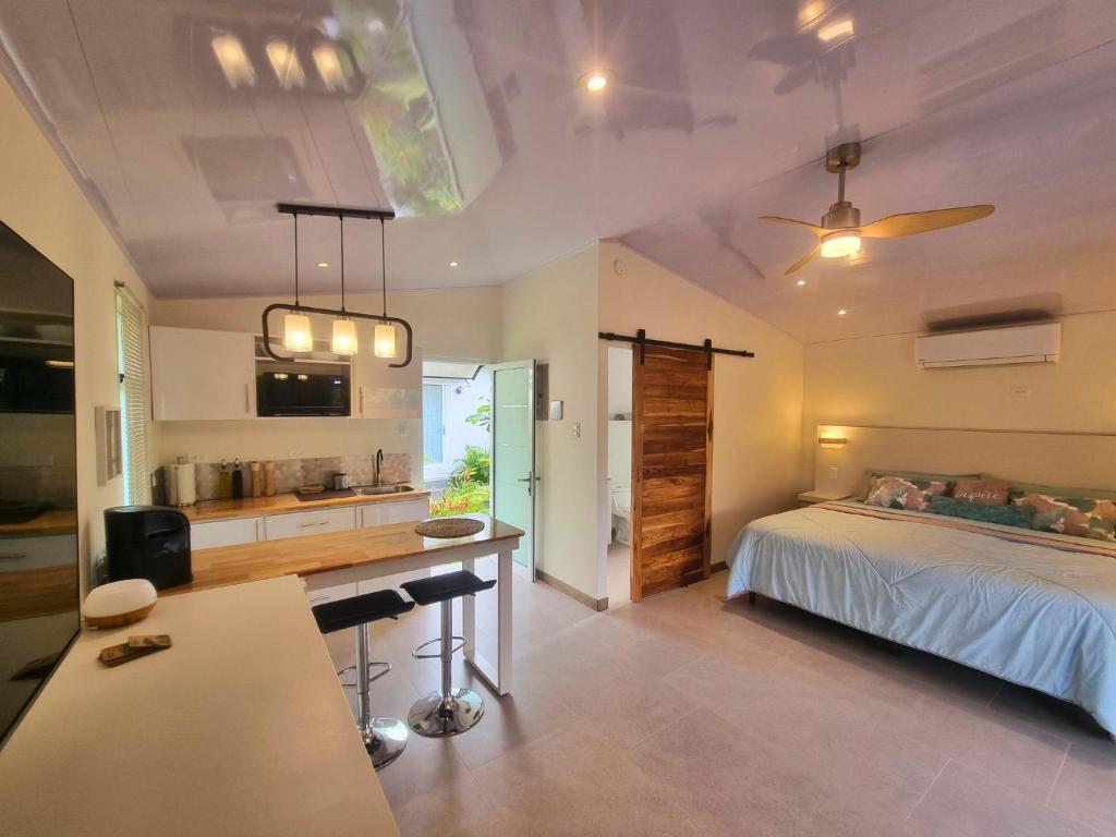 Postel nebo postele na pokoji v ubytování BlueStone Residence