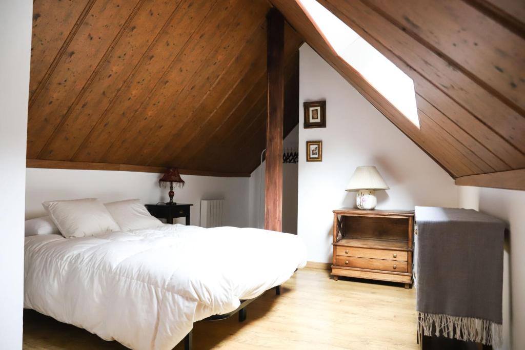 Postel nebo postele na pokoji v ubytování Precioso Ático dúplex en Canfranc, Casa Marco