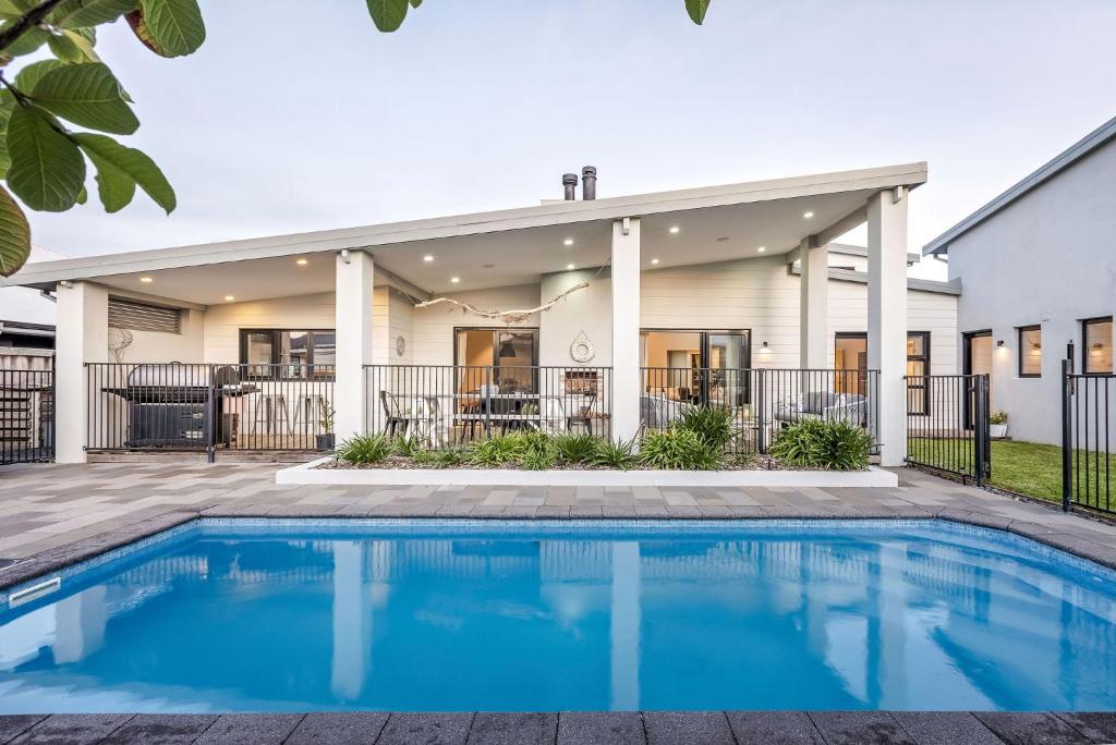 una casa con una piscina di fronte di Sunnysprings a Dunsborough