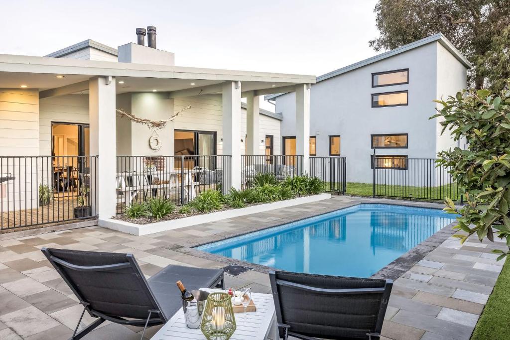 un'immagine di una casa con piscina di Sunnysprings Plus Studio a Dunsborough