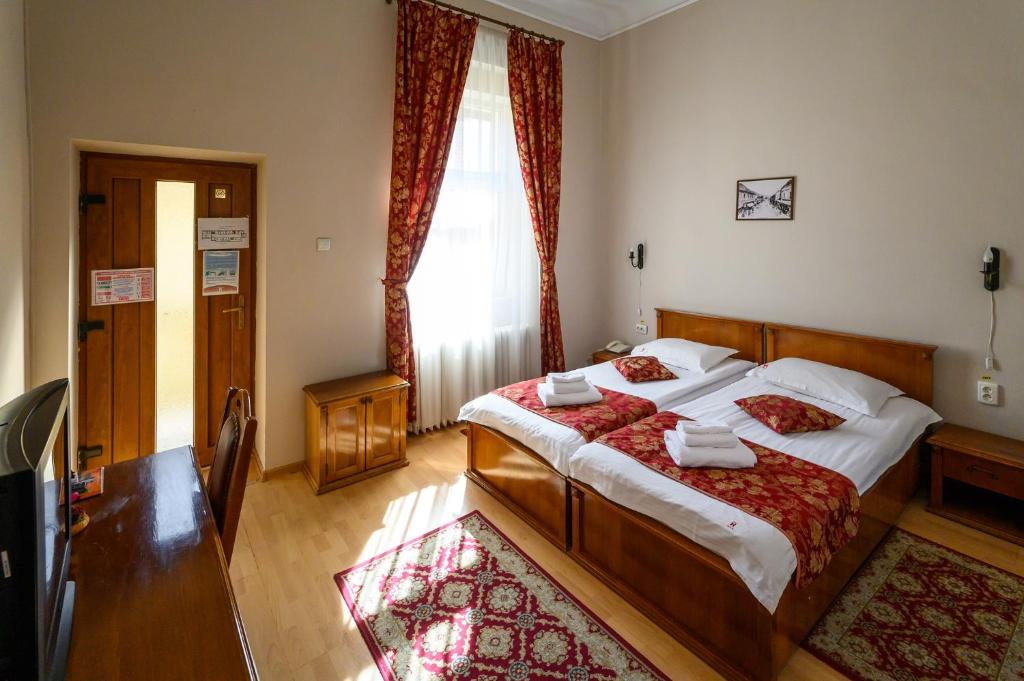 a bedroom with a large bed and a window at Hotel Transilvania in Cluj-Napoca