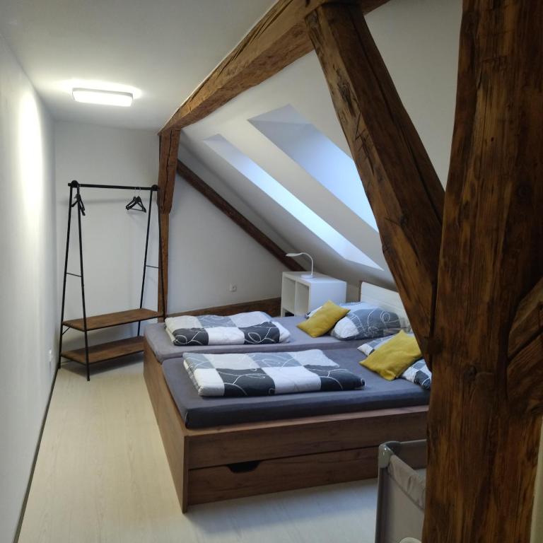 Postel nebo postele na pokoji v ubytování Apartmány s výhledem na zámek