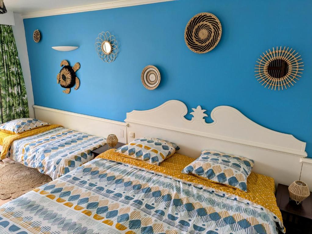 Ti'Karaïb Appartement Vue Mer客房内的一张或多张床位