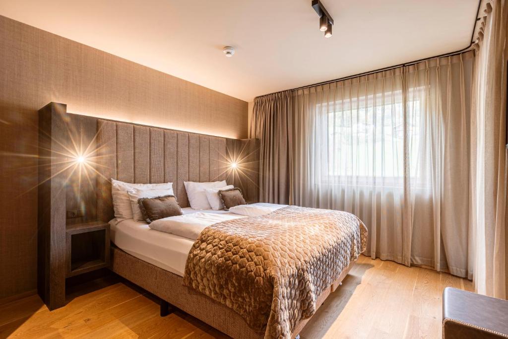 Postel nebo postele na pokoji v ubytování Montafon Suites Schruns by ALPS RESORTS