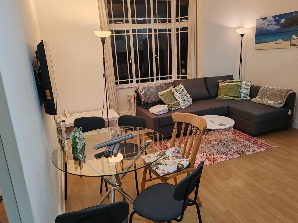 Hotel Two bedroom apartment in Queensway, London W2,, a living room with a glass table and chairs at Two bedroom apartment in Queensway, London W2, in London