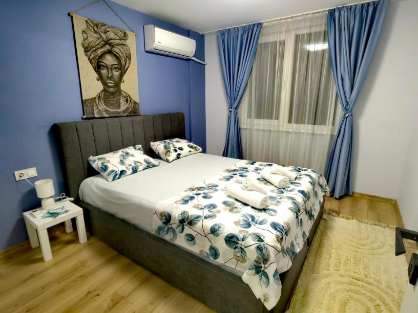 En eller flere senge i et værelse på Апартамент BLUE CREAM