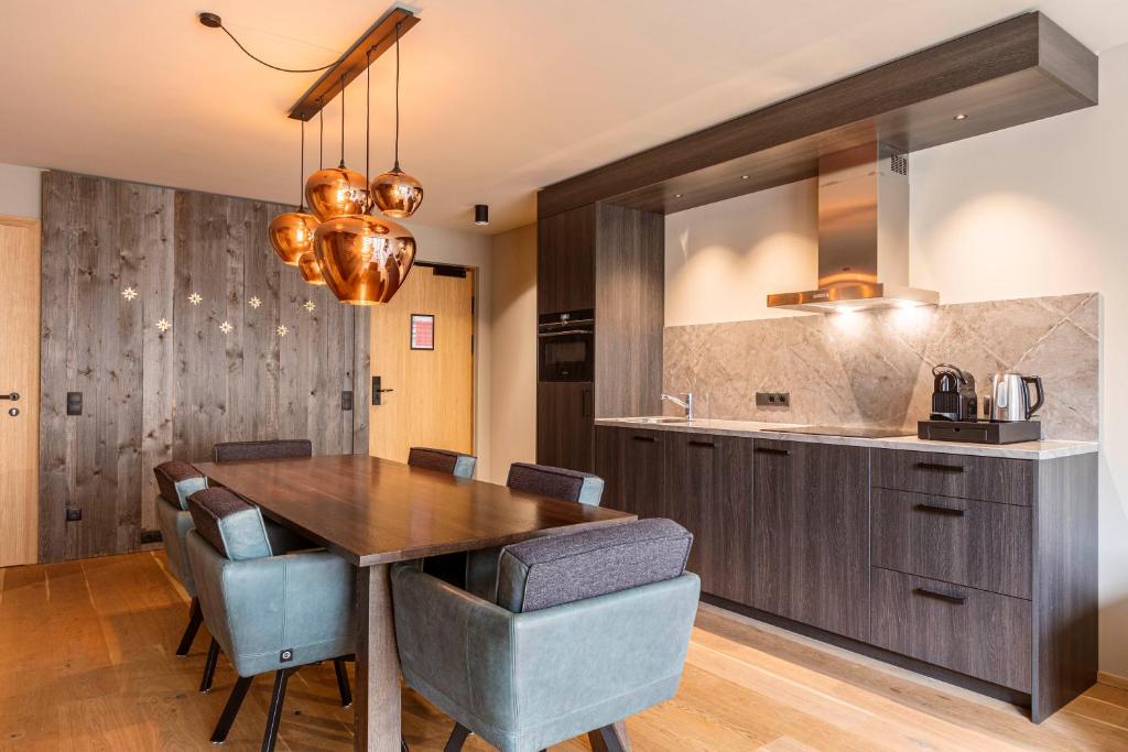 Kuchyň nebo kuchyňský kout v ubytování Montafon Suites Schruns by ALPS RESORTS
