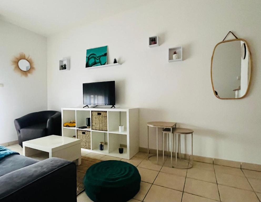 Et tv og/eller underholdning på Appartement Cyrano l Rdc l 2 Chambres l Piscine dans résidence privée