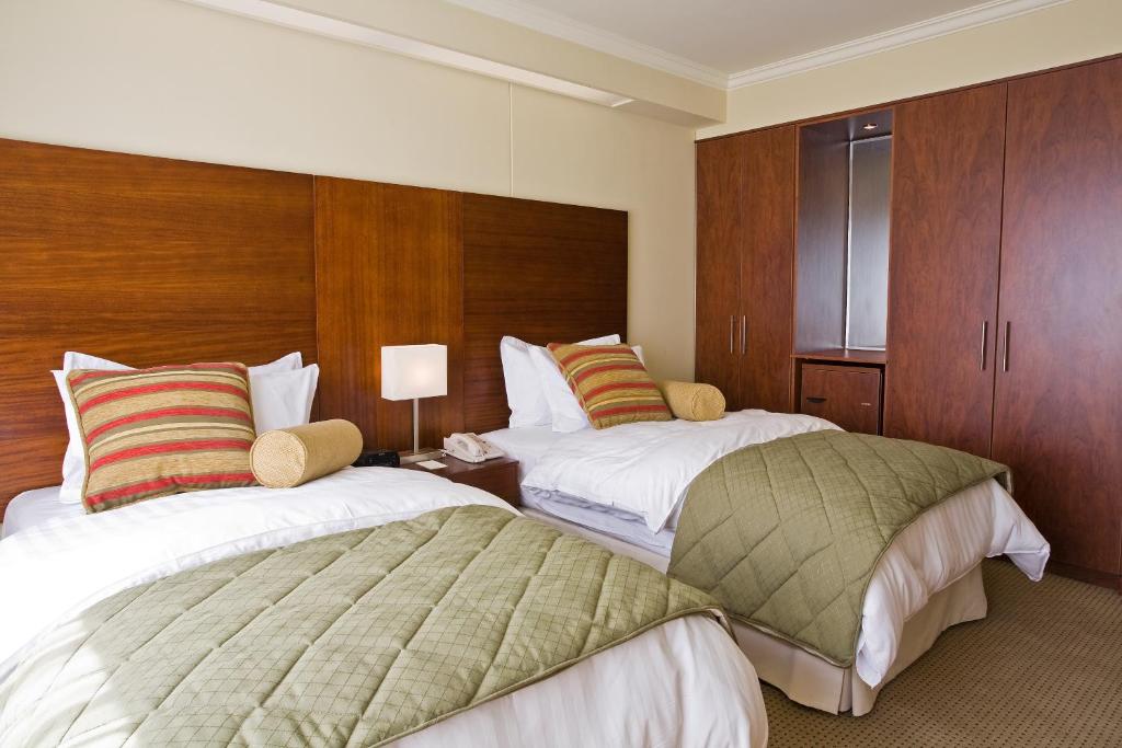 Postel nebo postele na pokoji v ubytování Hotel Stubel Suites & Cafe
