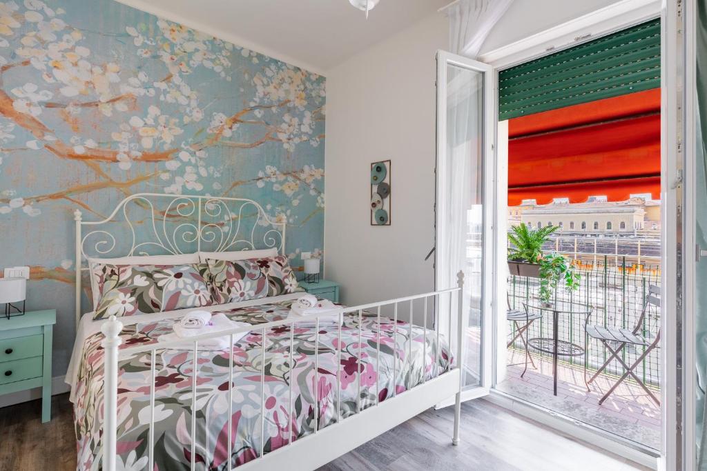 une chambre avec un lit avec un papier peint fleuri dans l'établissement B&B La Fenice, à Bologne