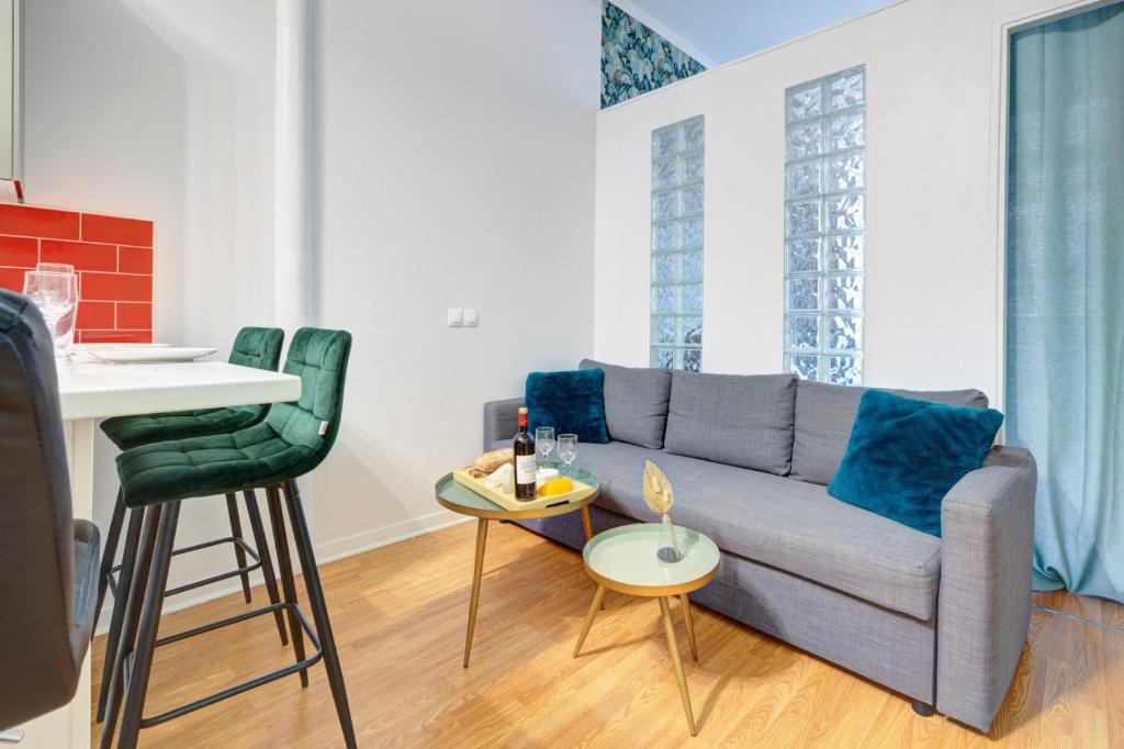 un salon avec un canapé et une table dans l'établissement Bluestay 108 - Superb apartment in Paris, à Paris