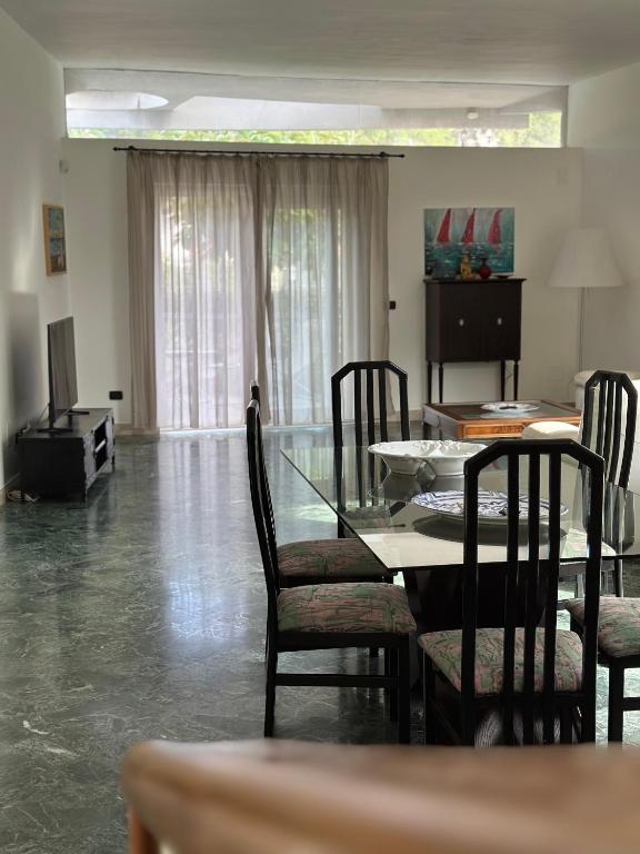 A seating area at Villa Savoia Mondello